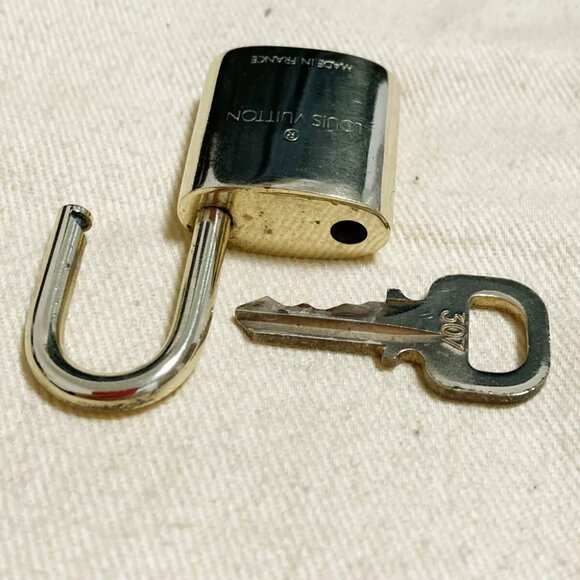 LOUIS VUITTON LV 10 SET PADLOCK KEY CHARM CADENA GOLD-PLATED FRANCE - Picture 4 of 4